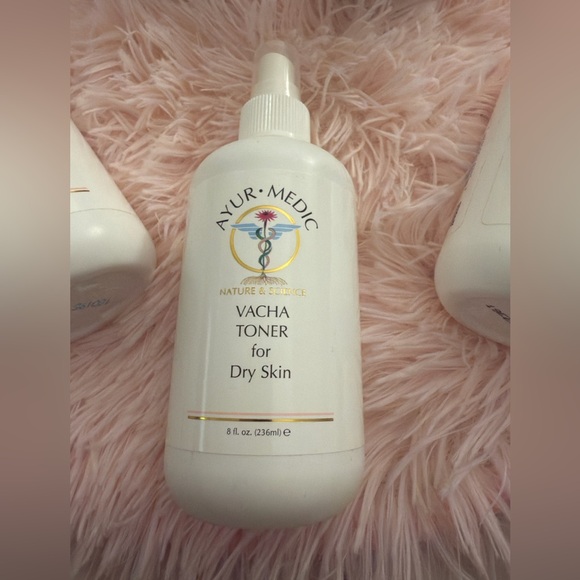 White Facial Cleanser for All Skin Types - Picture 2 of 7